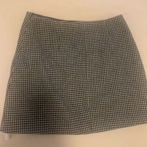 Cute houndstooth skirt ( size small )